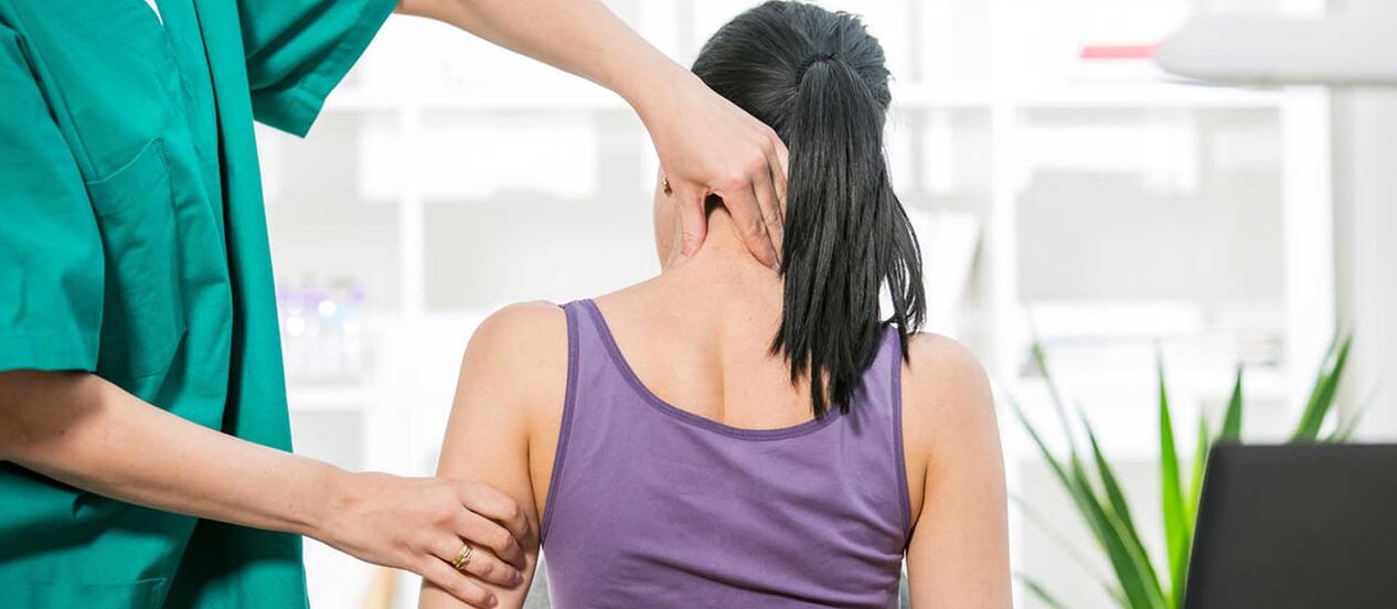 Alaisan ti o ni irora ọrun ni ayẹwo nipasẹ dokita kan