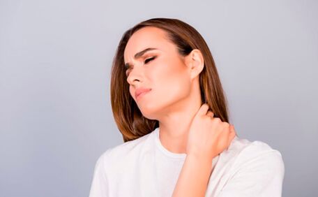 Irora ọrun nigbagbogbo fa nipasẹ awọn pathologies ti ọpa ẹhin ara